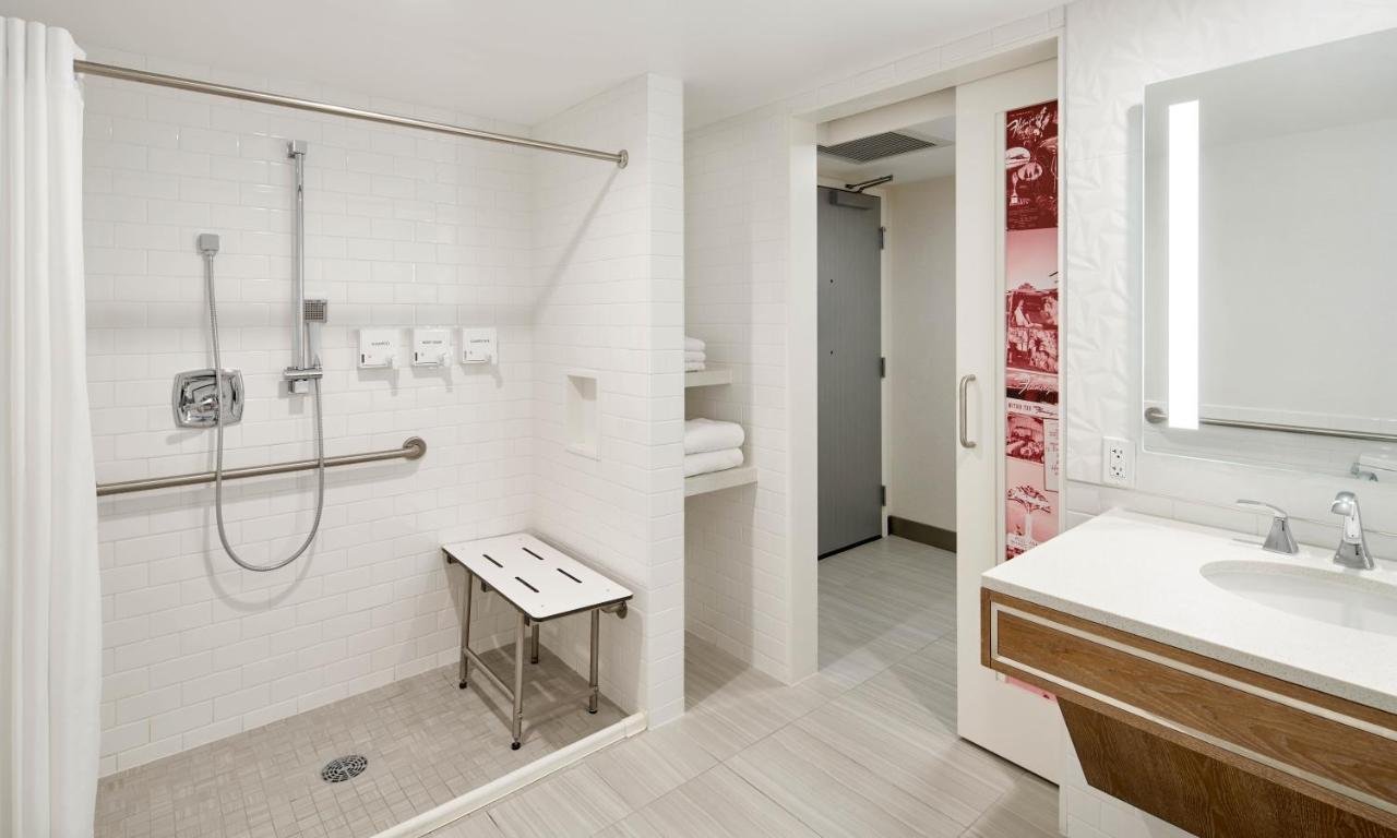 Flamingo Room, 2 Queen, Non-Smoking,Roll-In Shower