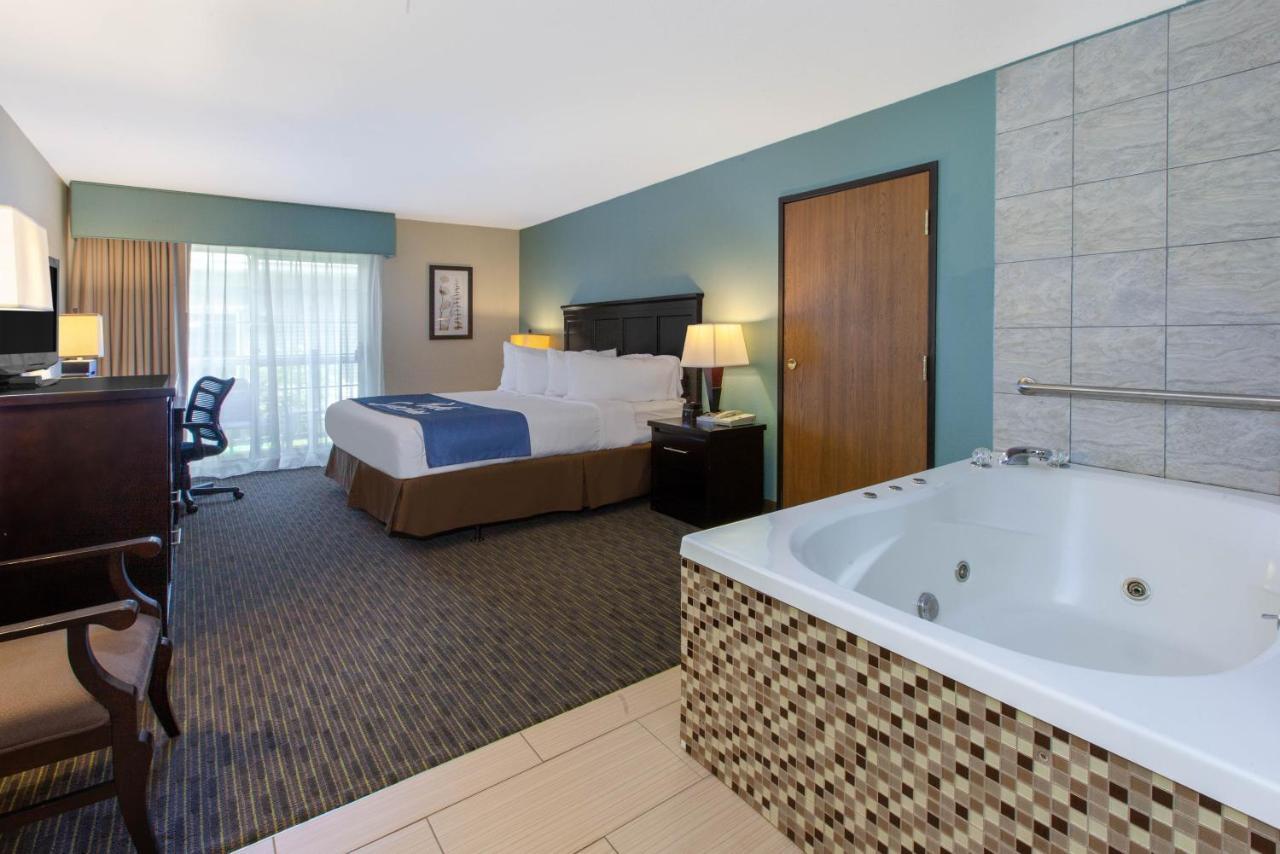 Premier King Room Hot Tub Non-Smoking,1023933460:JPEG