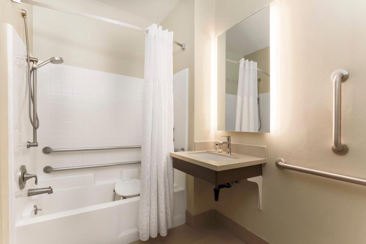 Queen Studio Suite with Tub - Disability Access/Non-Smoking