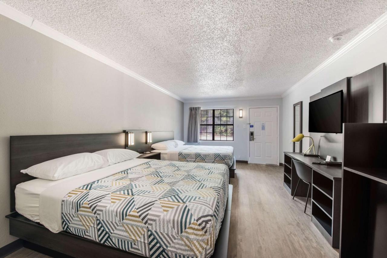 Queen Room with Two Queen Beds - Disability Access - Non-Smoking