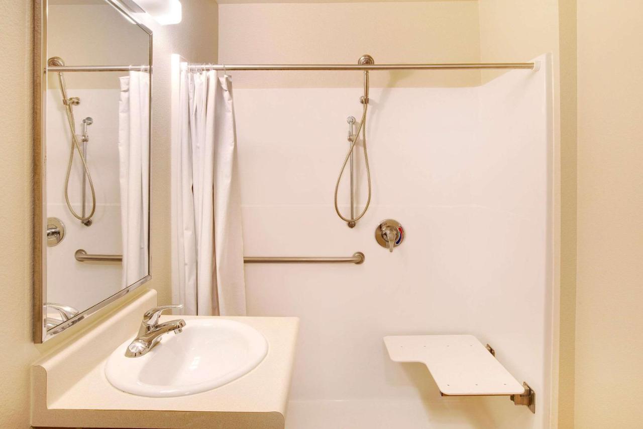 Queen Room  with Roll-In Shower - Disability Access/Non-Smoking,1037828038:JPEG