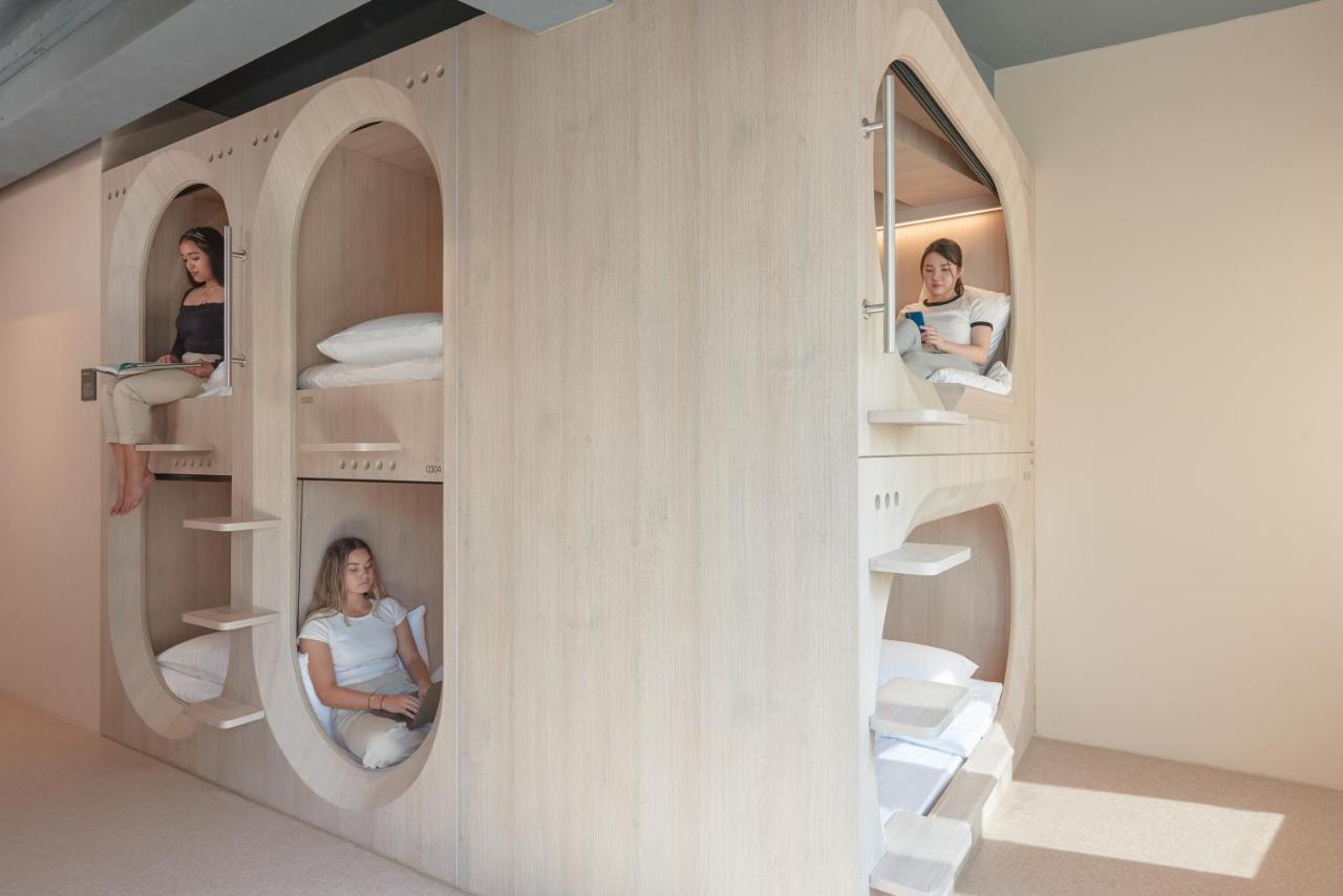 Single Capsule in 10-Capsule Female Only Room (1)