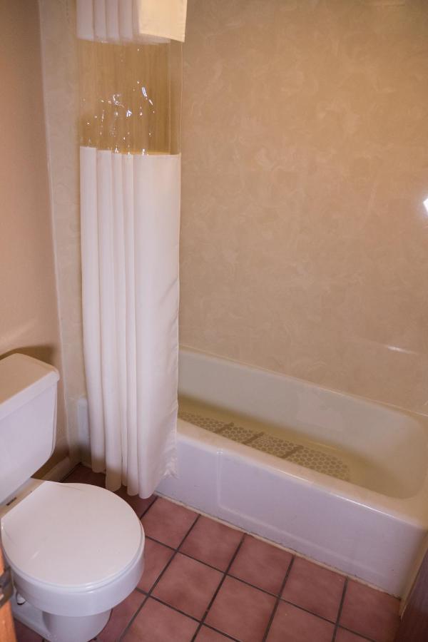 Double Queen Poolside Guestroom,1098122439:JPEG