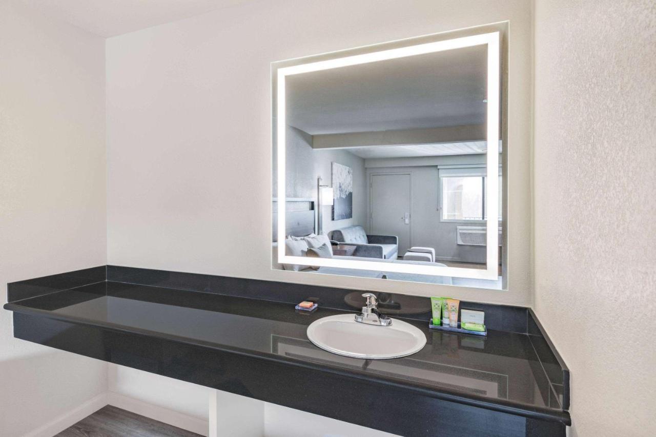 1 King Bed, Sofa Bed, Deluxe Room, Non-Smoking,1179355171:JPEG