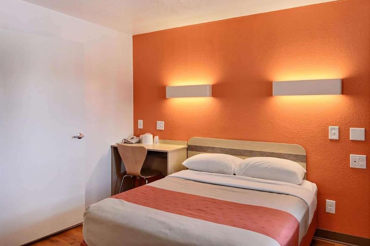 1 Double Bed, Mobility Accessible Room, Bathtub w/ Grab Bars, Non-Smoking