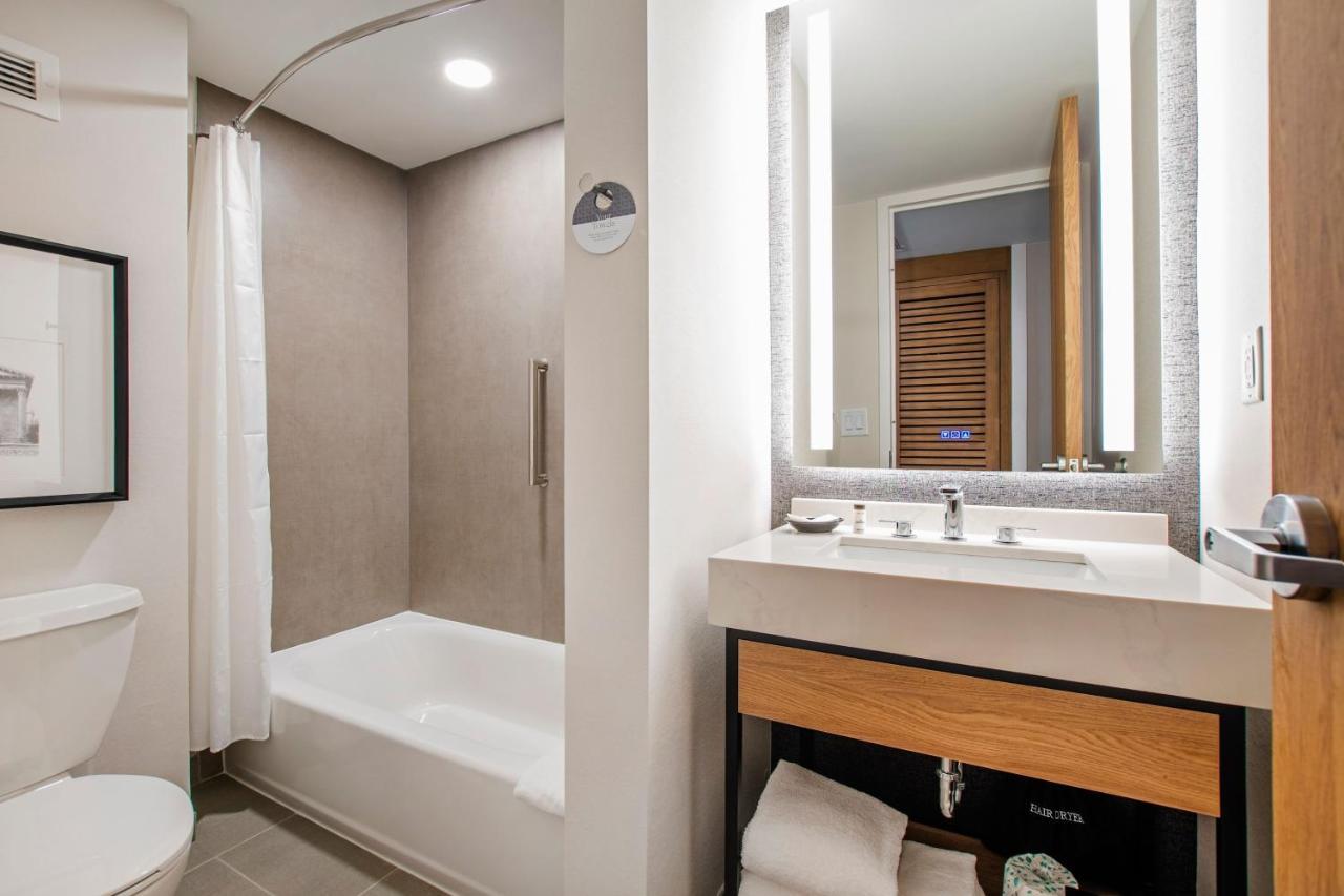 King Room with Balcony - Hearing Accessible,1400931161:JPEG