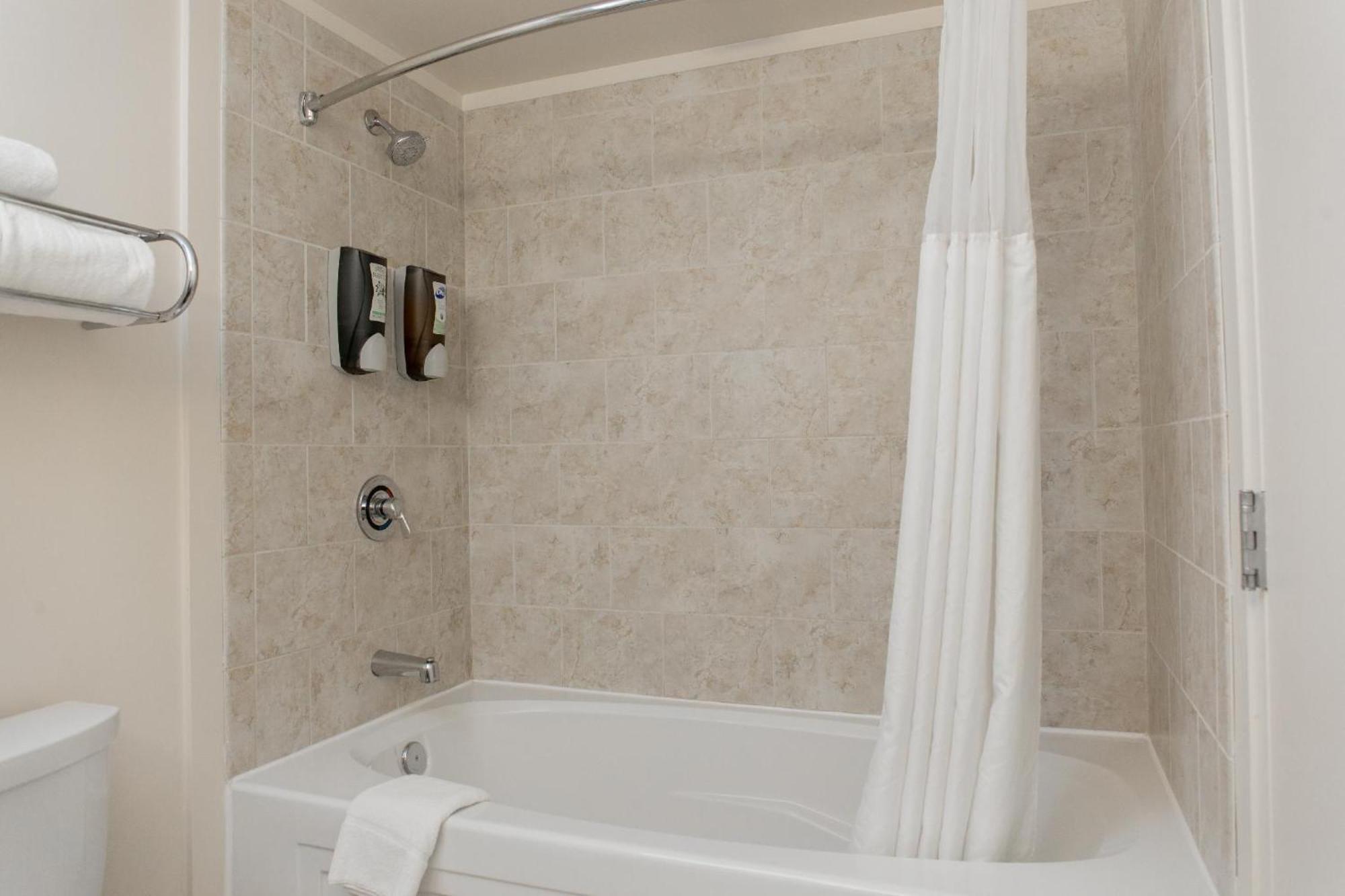 Queen Room - Non-Smoking,1210442815:JPEG