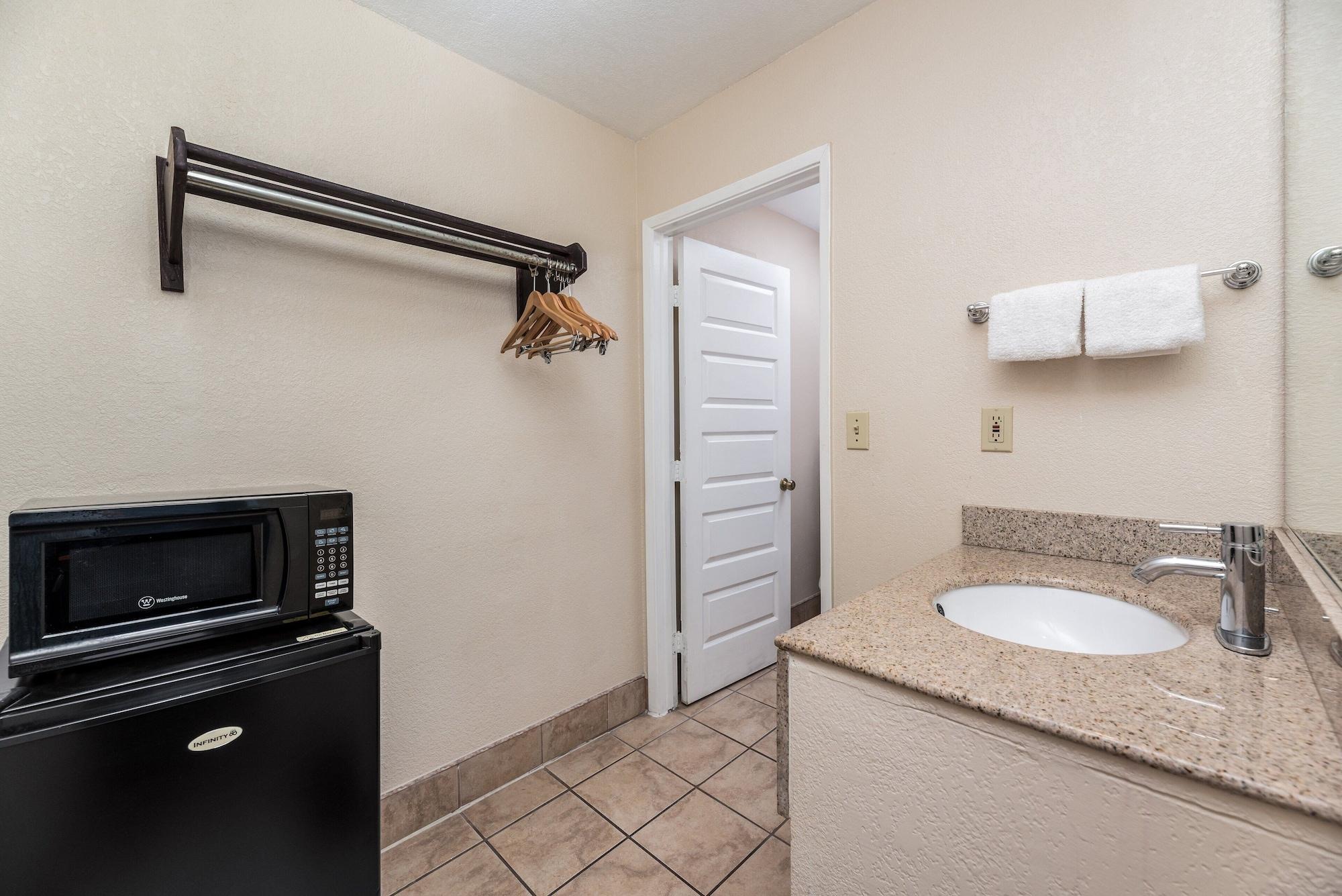 Deluxe Room with Two Double Beds Non-Smoking,1348934792:JPEG