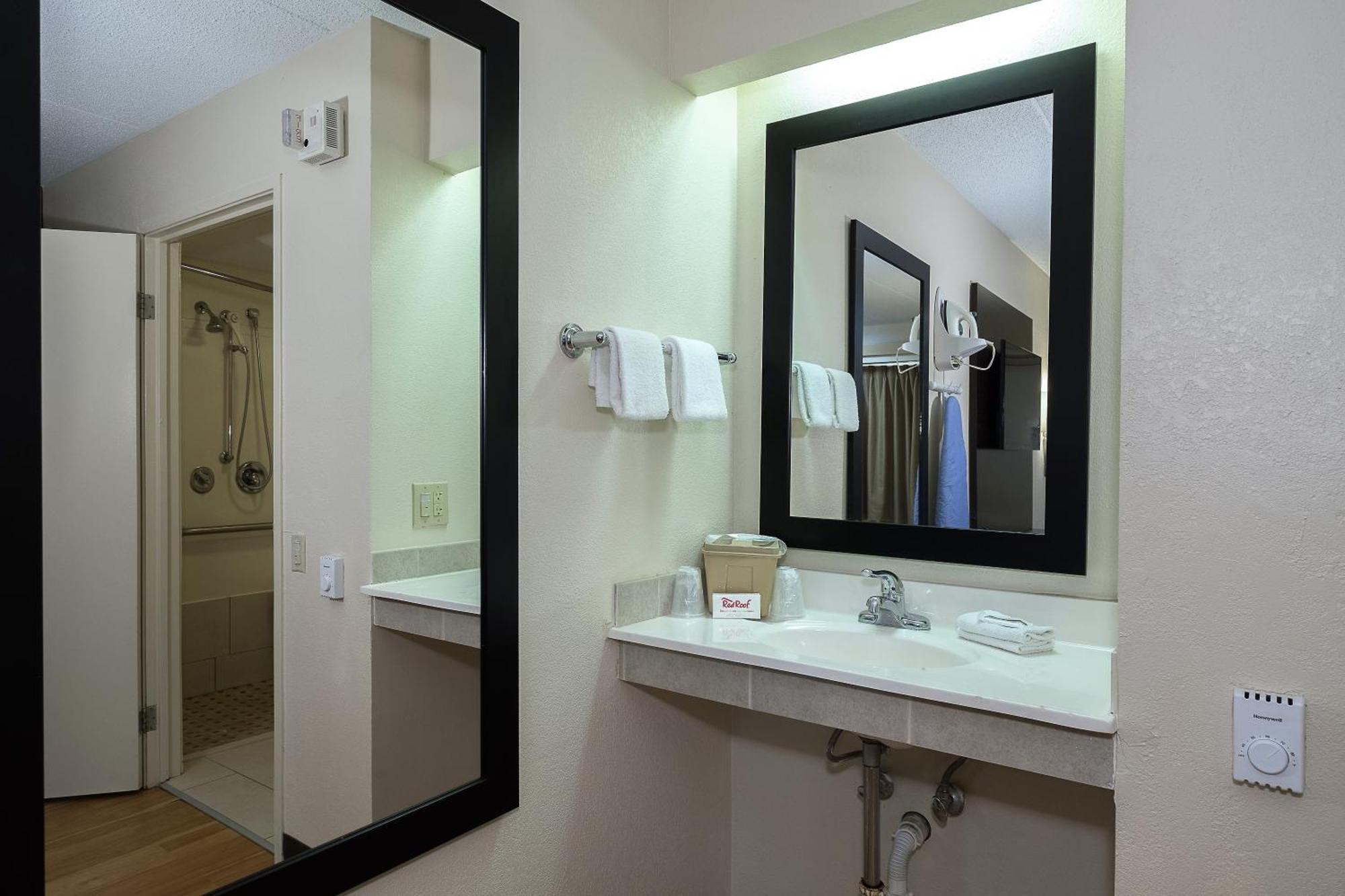 Deluxe King Room Disability Access Non-Smoking
