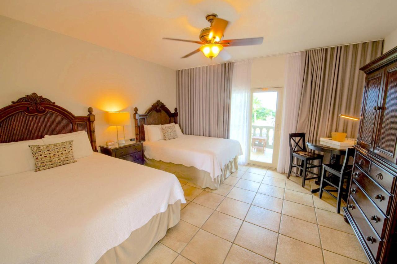 Poolside Two Queens,1226329652:JPEG