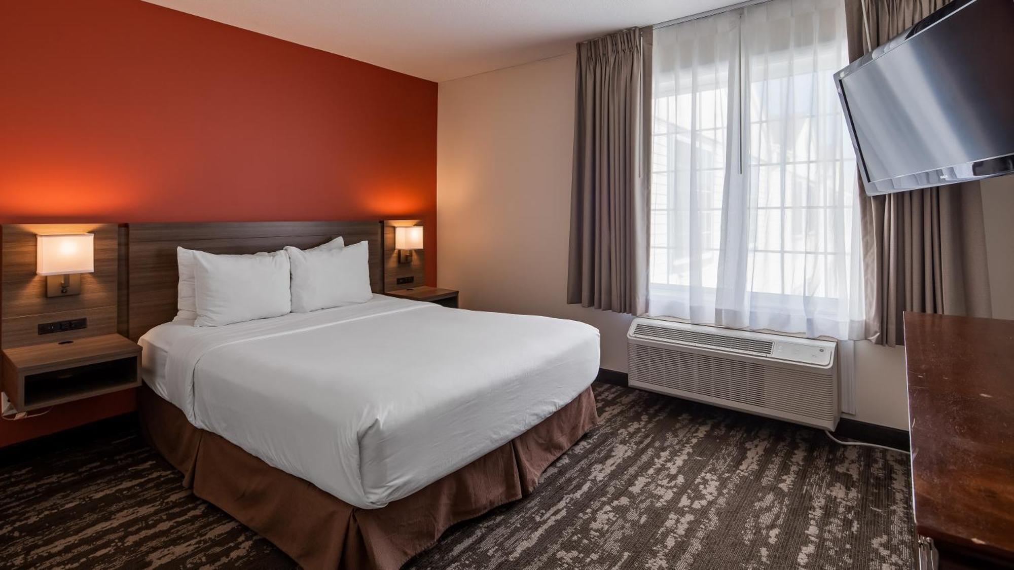 Queen Room with Courtyard View and Shower - Non-Smoking
