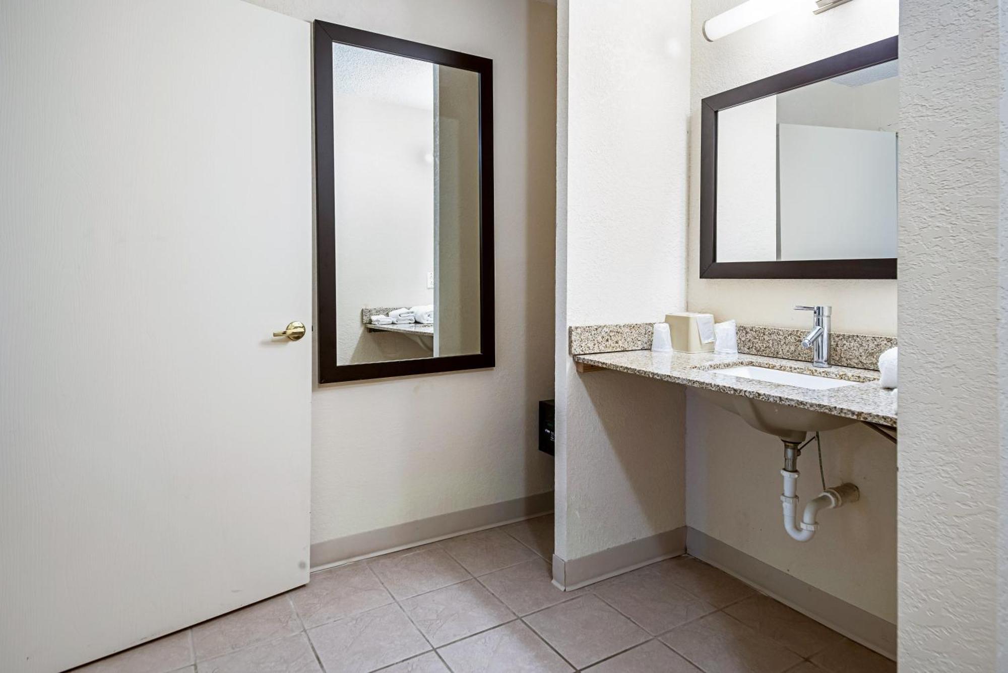 Superior King Room Disability Access Non-Smoking,1228468628:JPEG