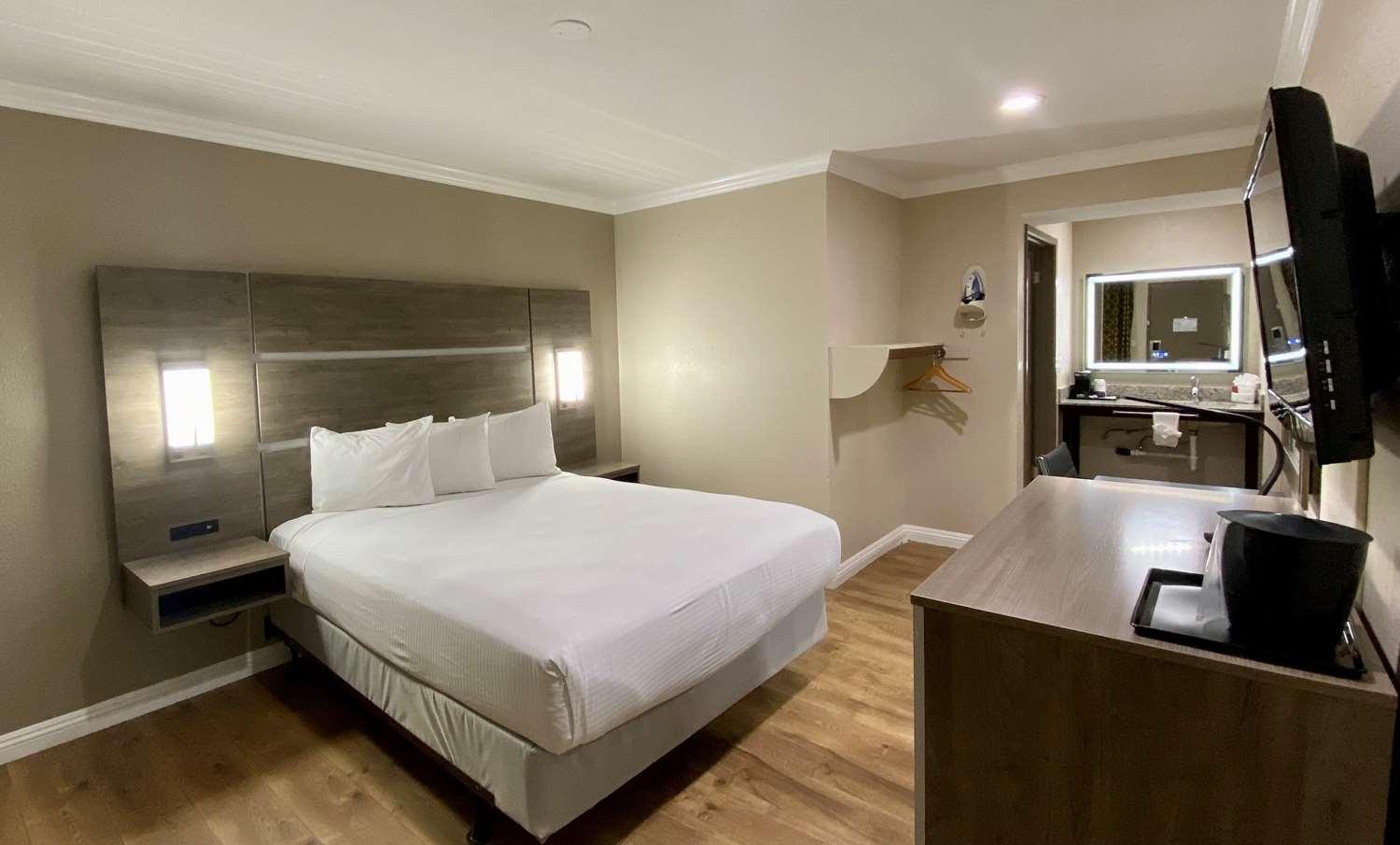 Queen Room with Roll-In Shower - Disability Access