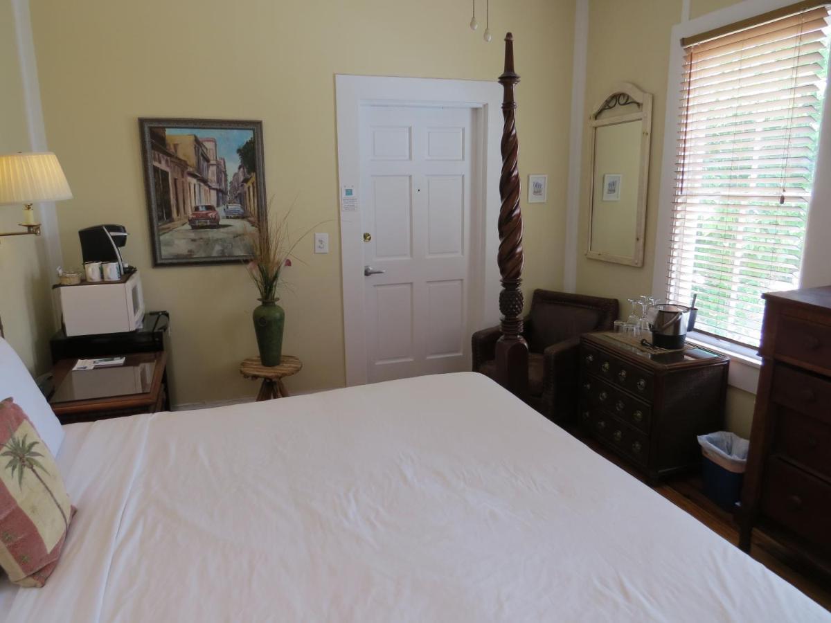 King Room with Hot Tub (Havana Cabana)