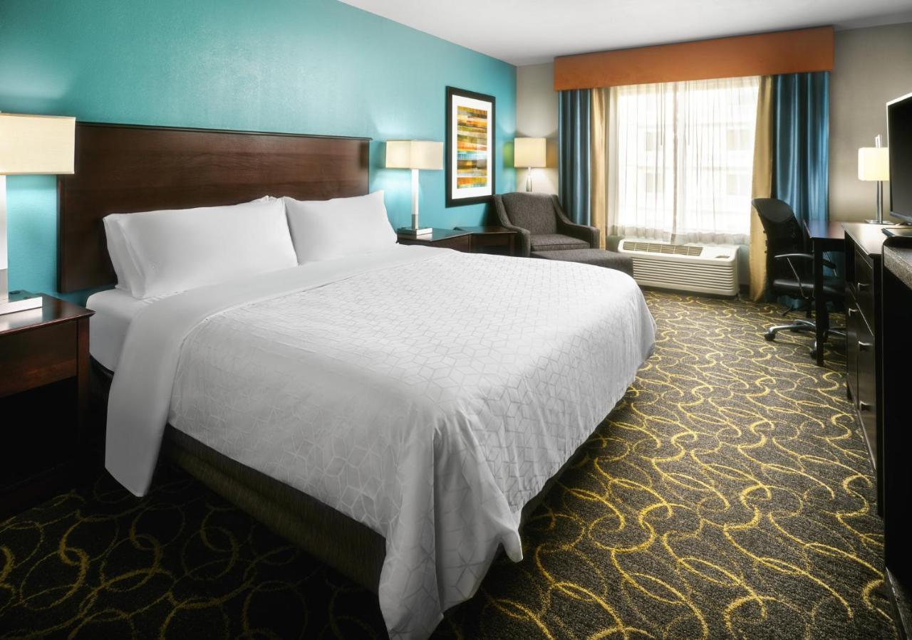 King Room - Mobility Access/Roll in Shower - Non-Smoking