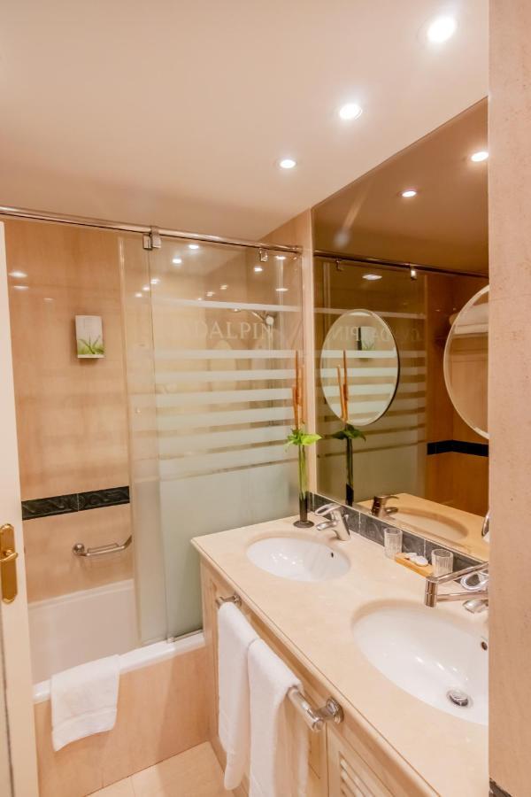 King Room with Adapted Tub - Mobility Accessible