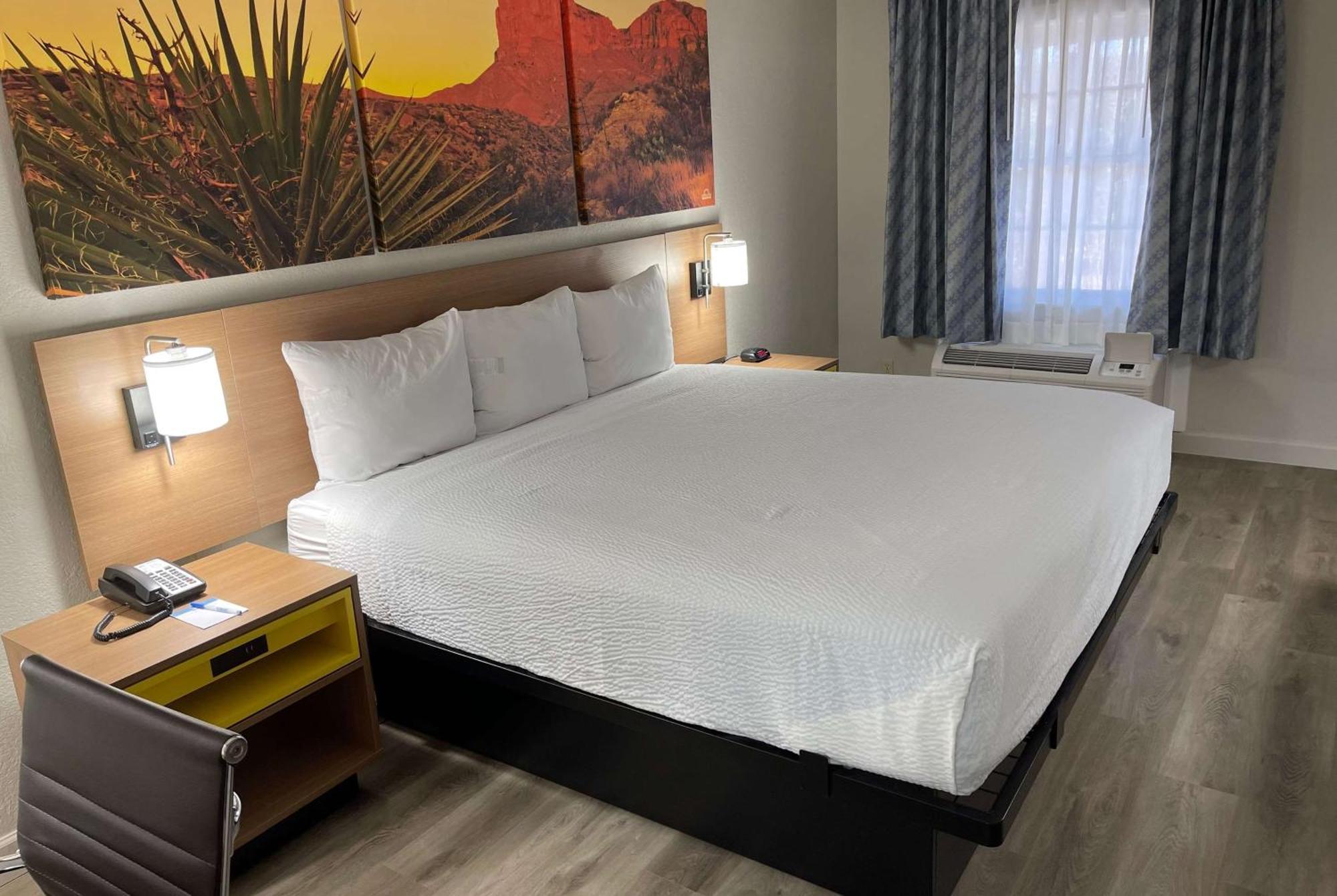 Deluxe King Room - Mobility Access/Non-Smoking