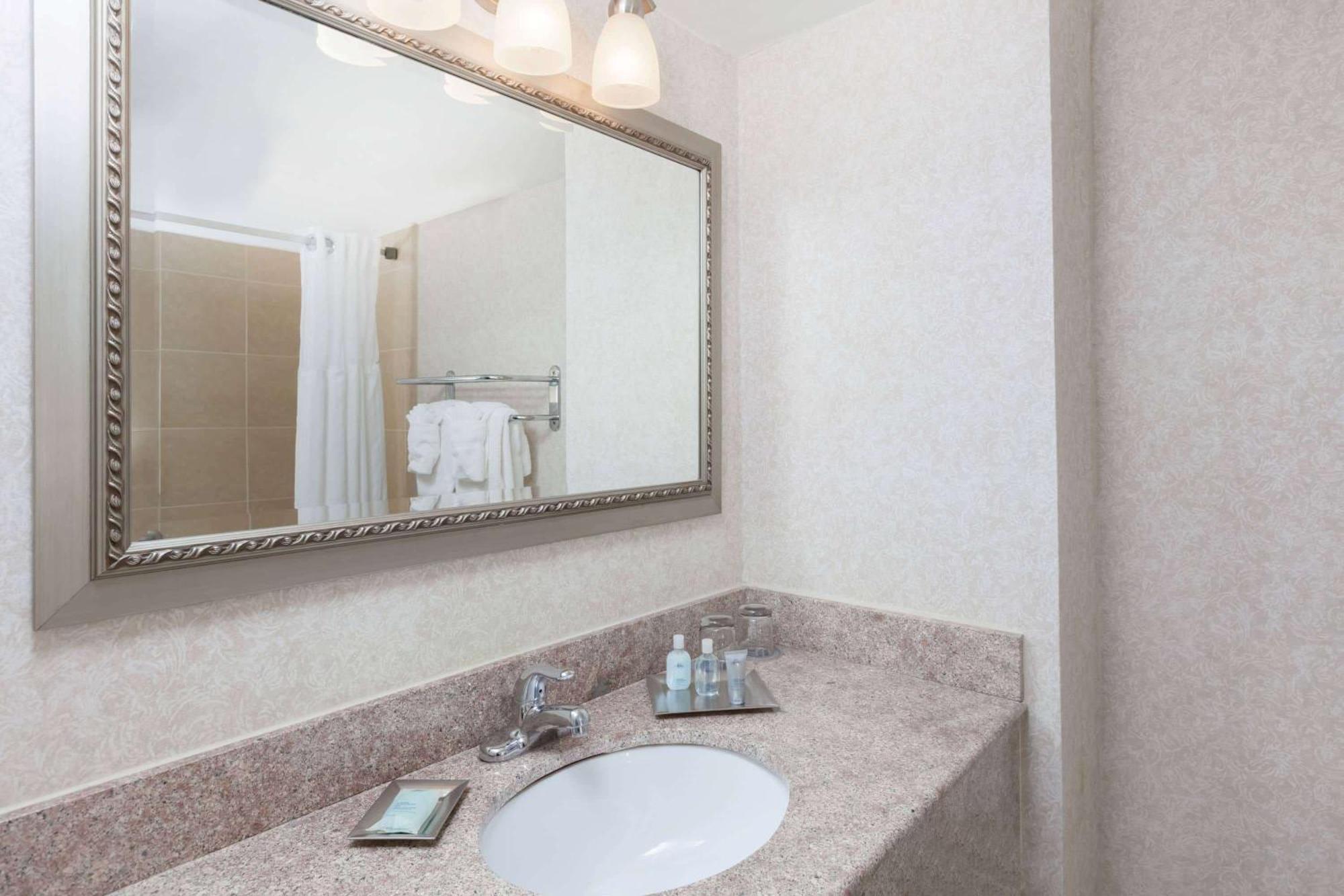 Coastal Two Bedroom Suite 1 King Bed 2 Queens Bed Sofa Bed,1034864669:JPEG