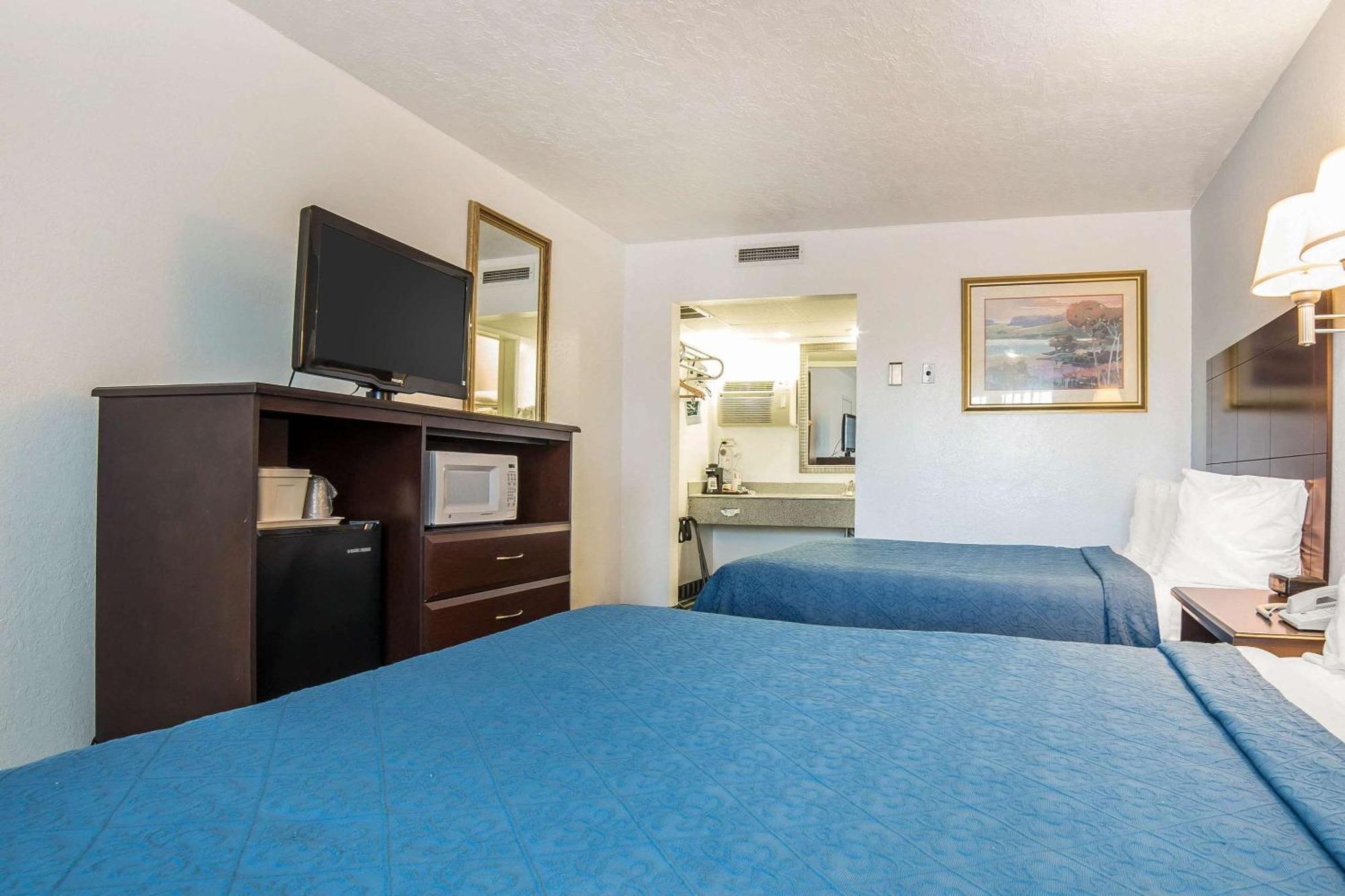 Standard Queen Room with Two Queen Beds - Non-Smoking,1275666211:JPEG