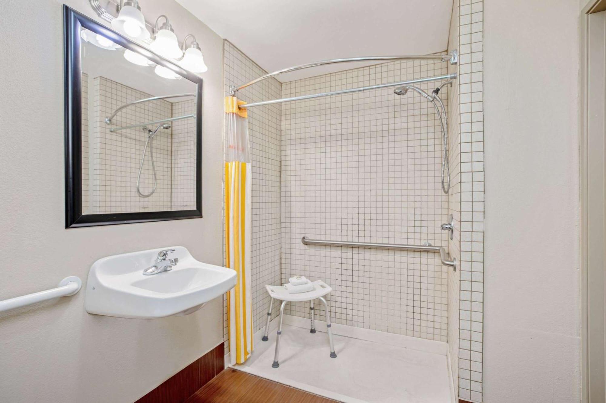 King Room with Roll-In Shower - Mobility/Hearing Accessible - Non-Smoking