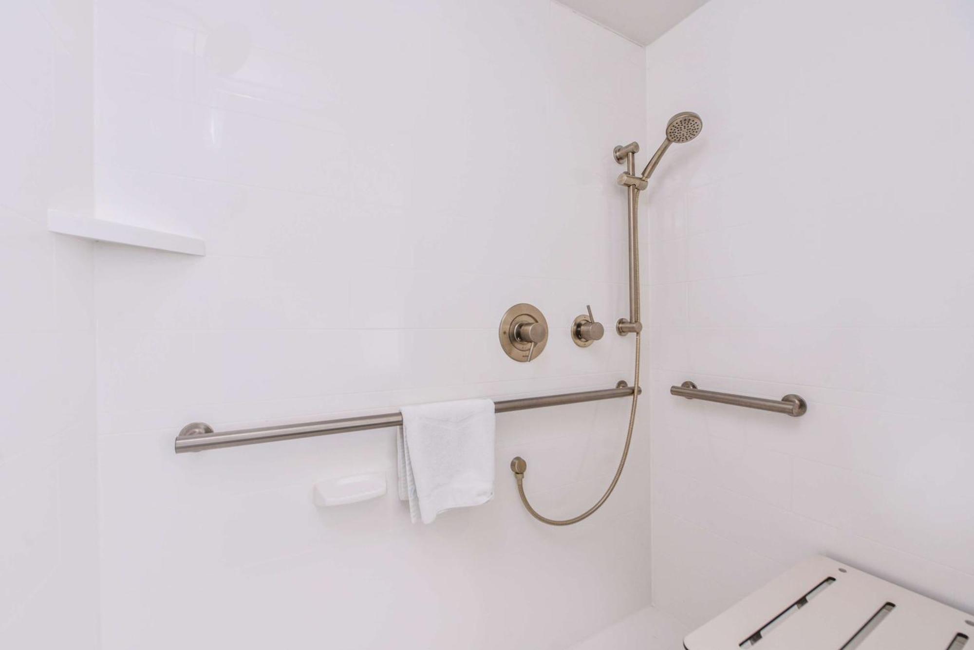 Double Room with Roll-in Shower - Mobility Accessible/Non-Smoking,1275864097:JPEG