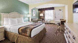 Queen Room with Sofa - Non-Smoking