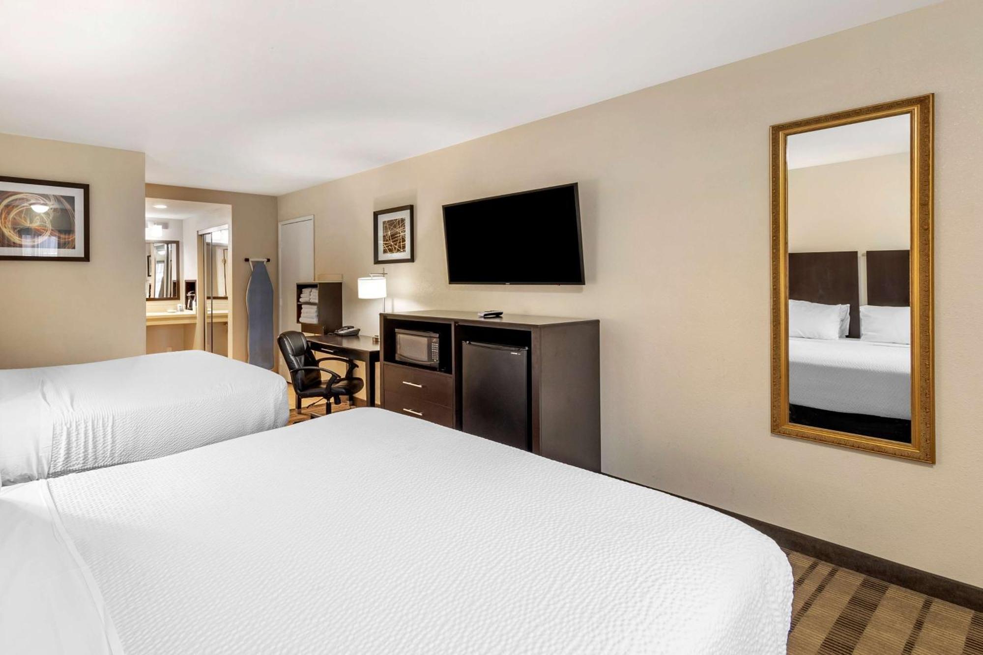 Queen Room with Two Queen Beds and Roll-In Shower - Mobility Access/Non-Smoking