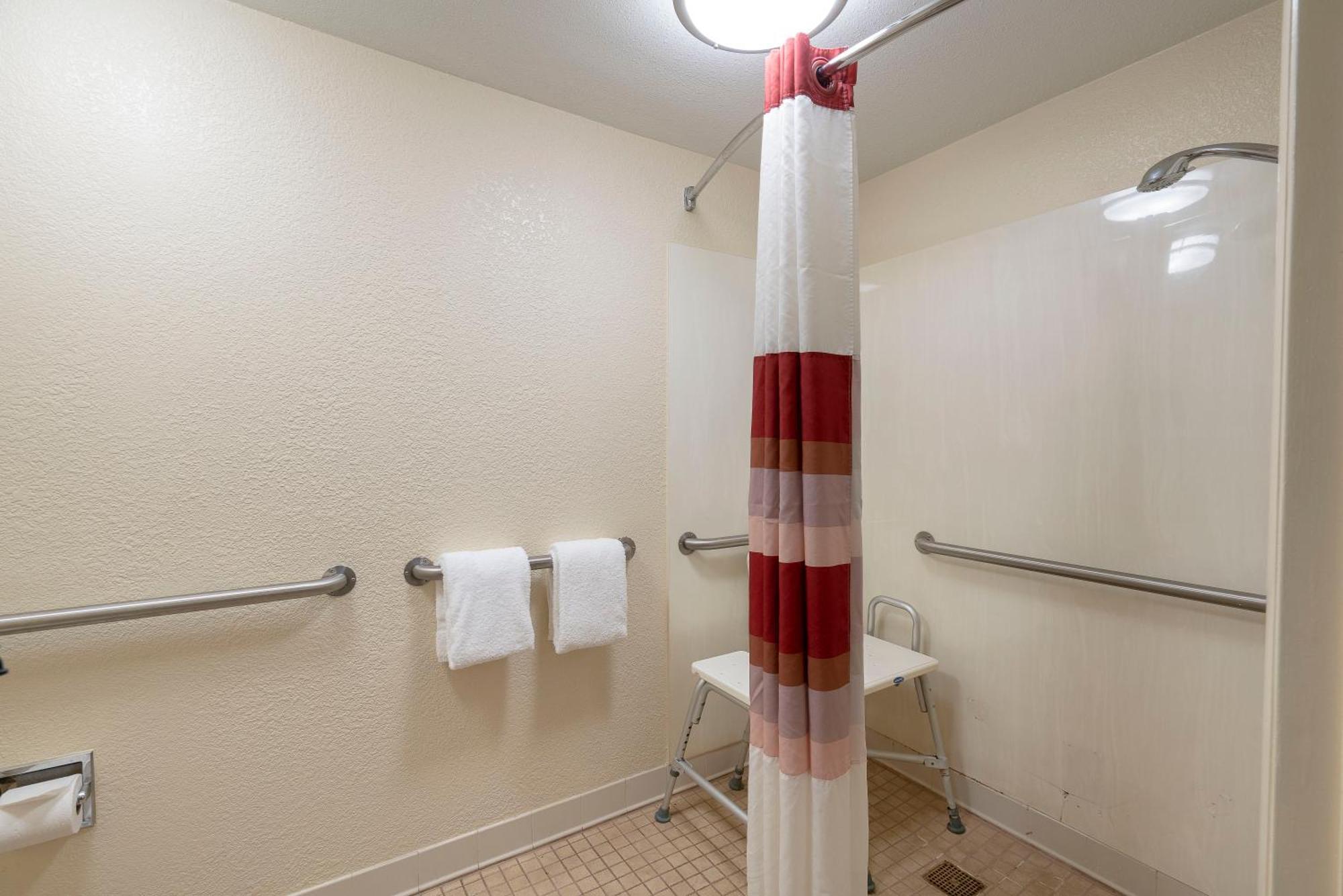 Deluxe King Room Disability Access Roll-ln Shower Non-Smoking,1276983406:JPEG