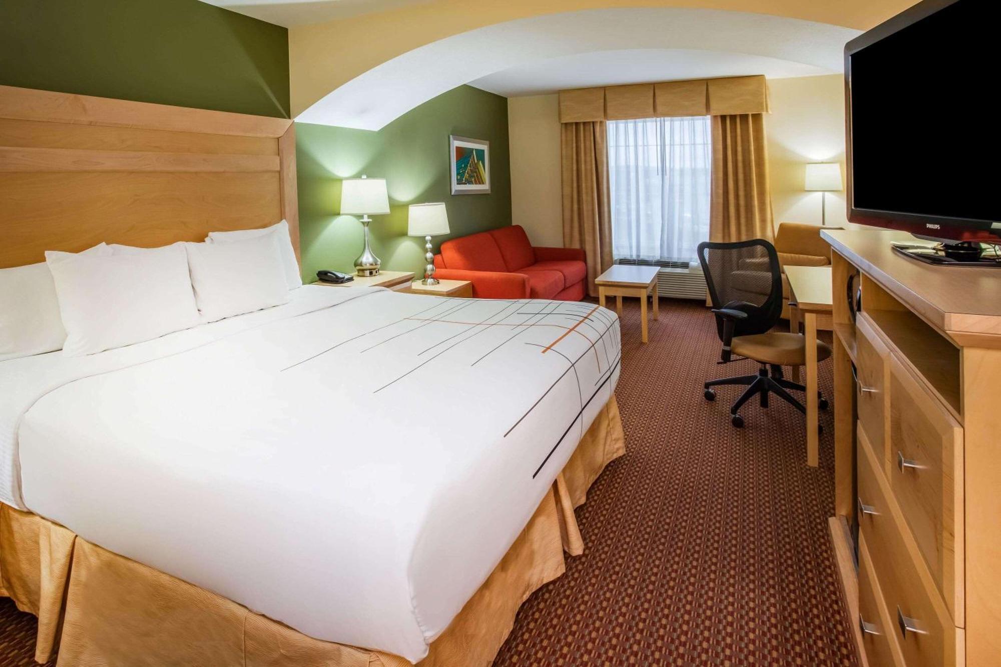 Deluxe King Room with Bathtub with Grab Bars - Mobility Accessible