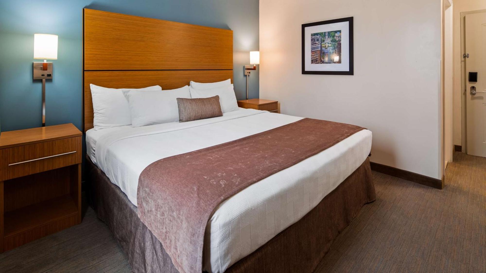 King Room with Roll-in Shower - Disability Access/Non-Smoking