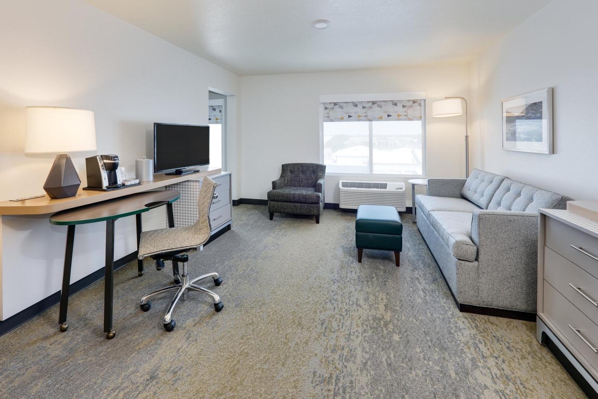Suite - Hearing Accessible - Non-Smoking