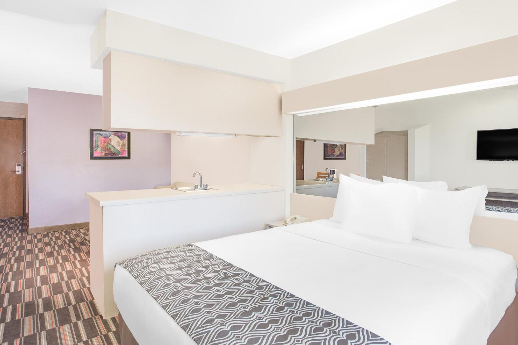 Queen Studio Suite with Sofa Bed - Non-Smoking / Non Pet Friendly,1281343237:JPEG