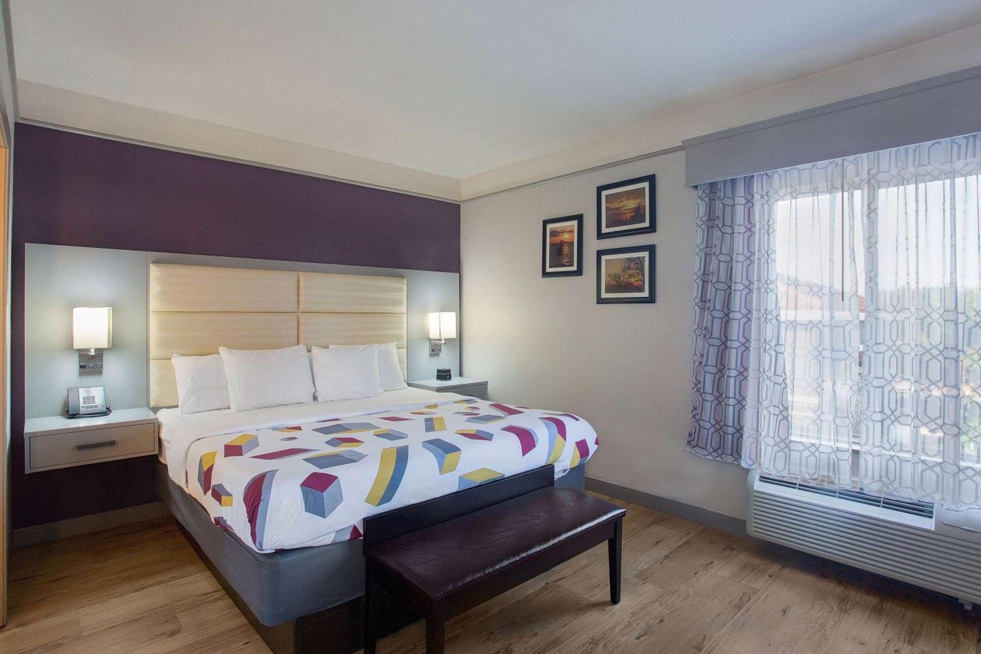 Deluxe King Suite