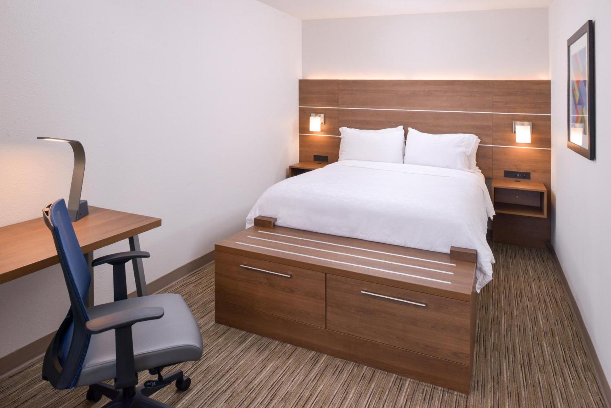 Two-Bedroom Suite Three Queen Beds,1450917745:JPEG