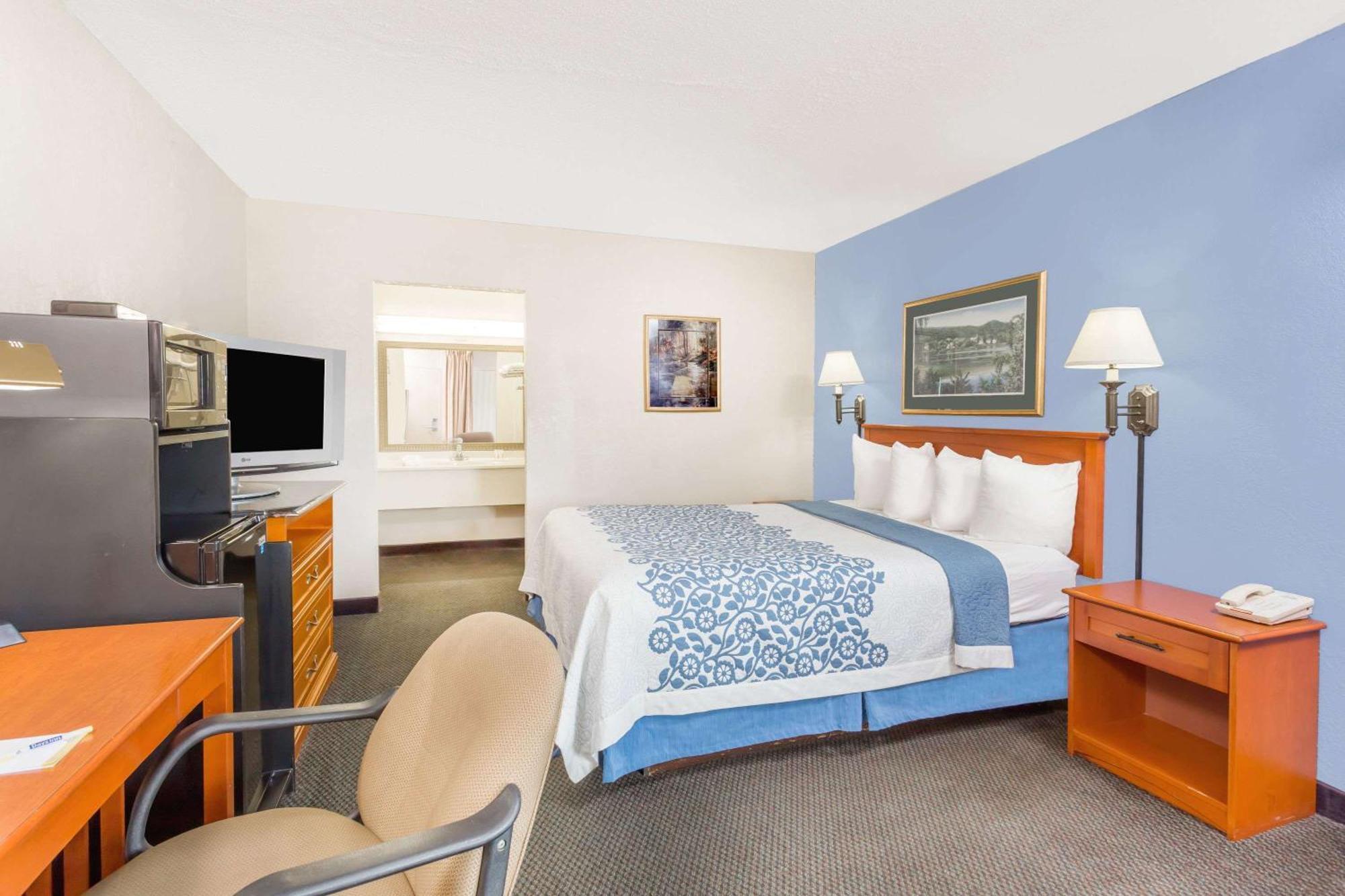 Queen Room - Non-Smoking,1281922786:JPEG