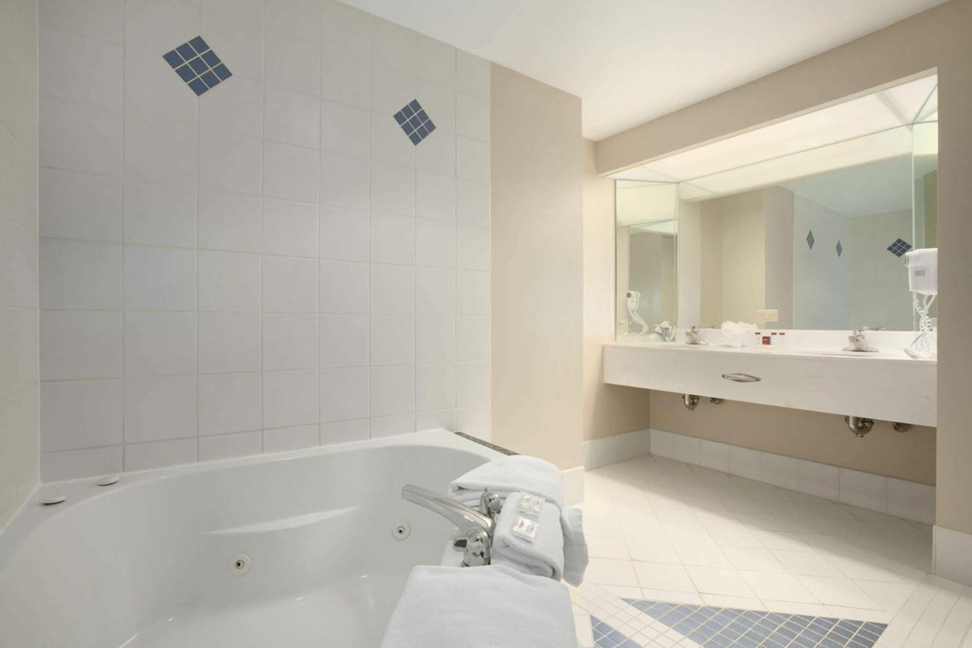 King Studio Suite with Lakefront View -  Non-smoking