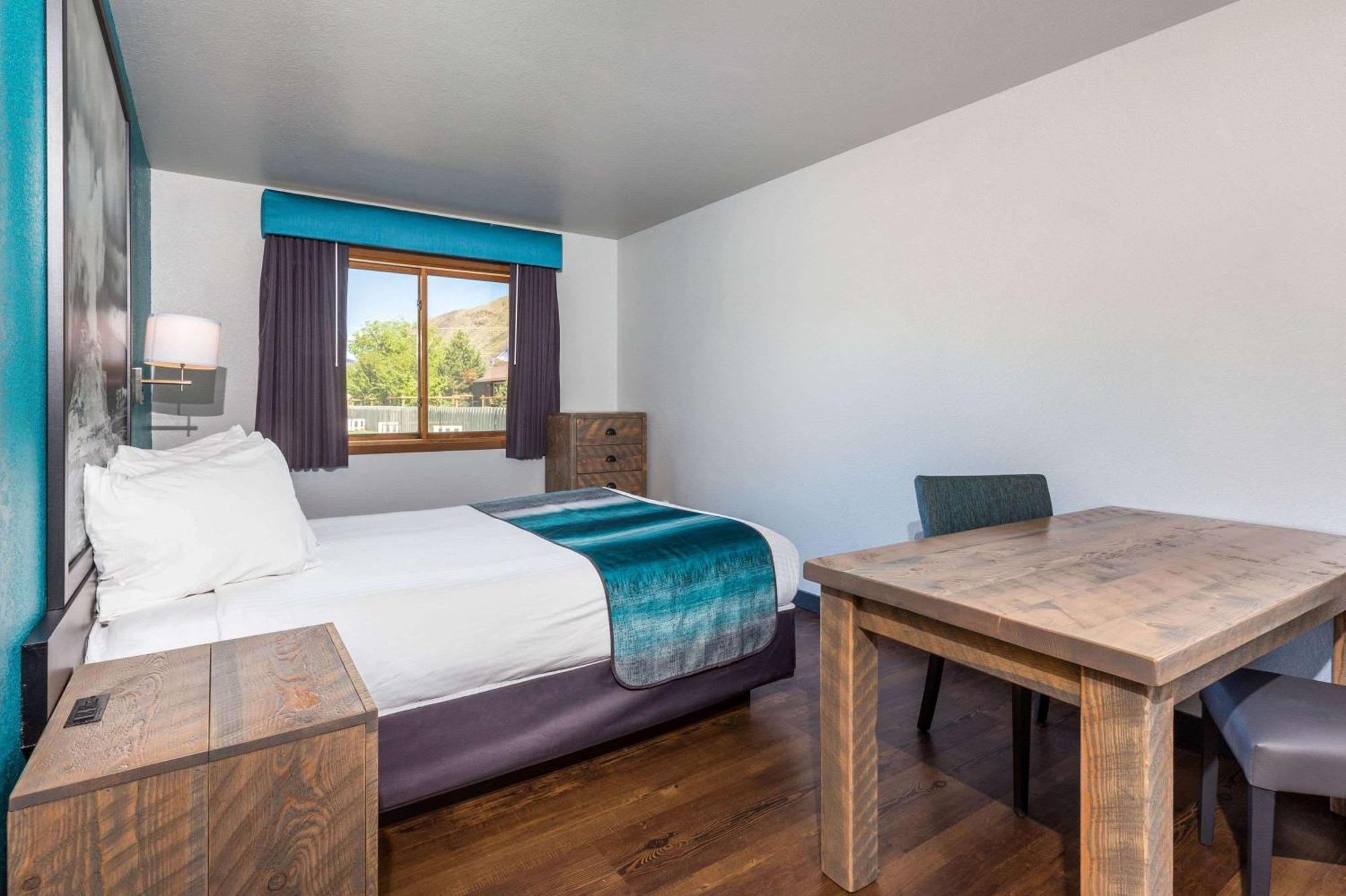 Studio Suite with Three Queen Beds - Non-Smoking,1458518692:JPEG