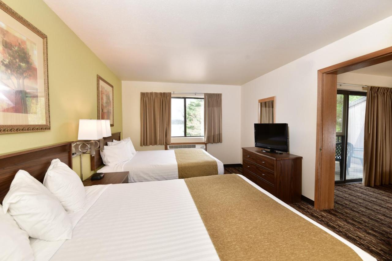 2 Queen Beds with Kitchenette