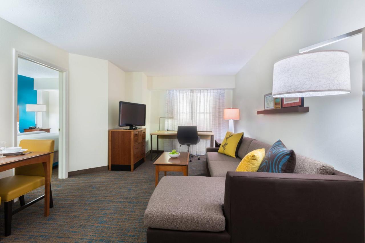 One-Bedroom Suite Sofa Bed,1550676304:JPEG