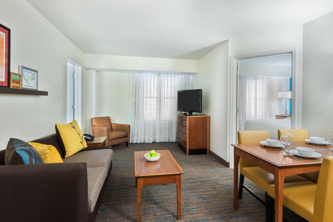 Two-Bedroom Large Suite with Tub - Mobility Accessible