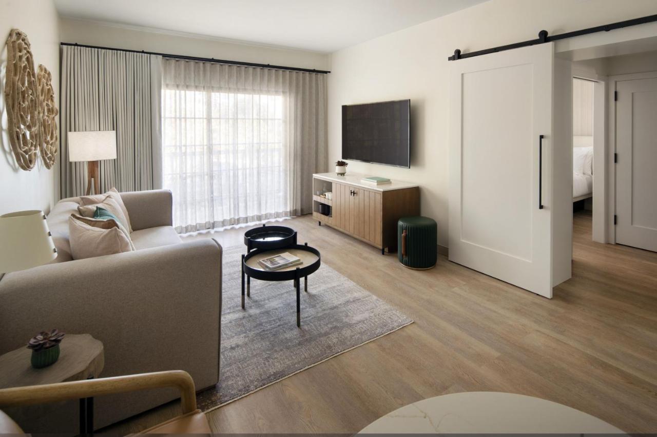 One-Bedroom Suite with Pool View,1406205029:JPEG