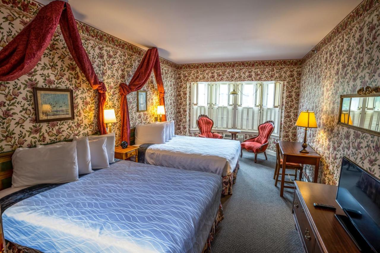 Deluxe Queen Room with Two Queen Beds