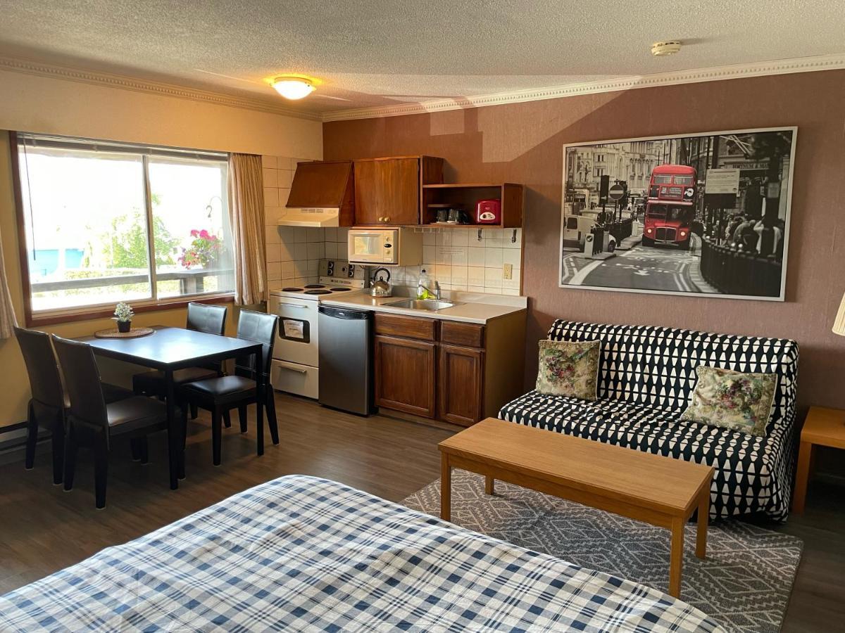 Family Room with Side Sea View