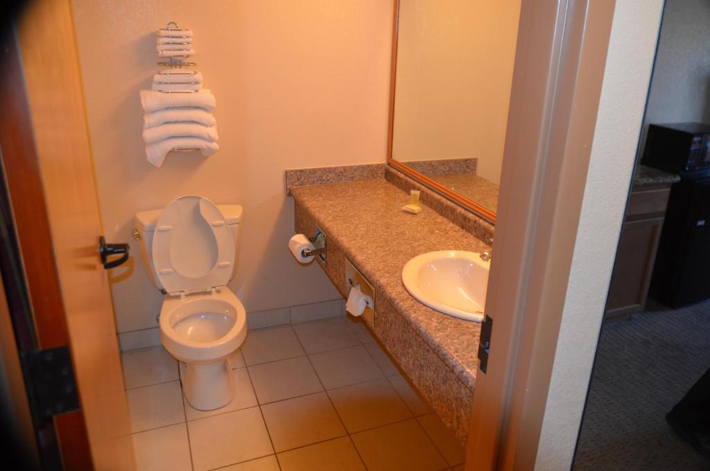 Queen Room with Two Queen Beds - Non-Smoking,1563315571:JPEG