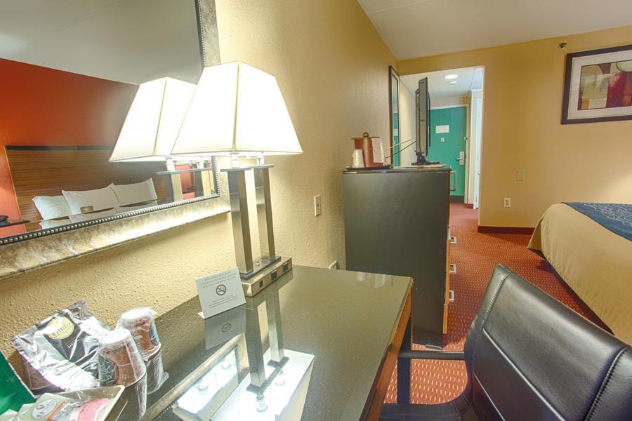 King Room with Roll-In Shower - Accessible/Non-Smoking