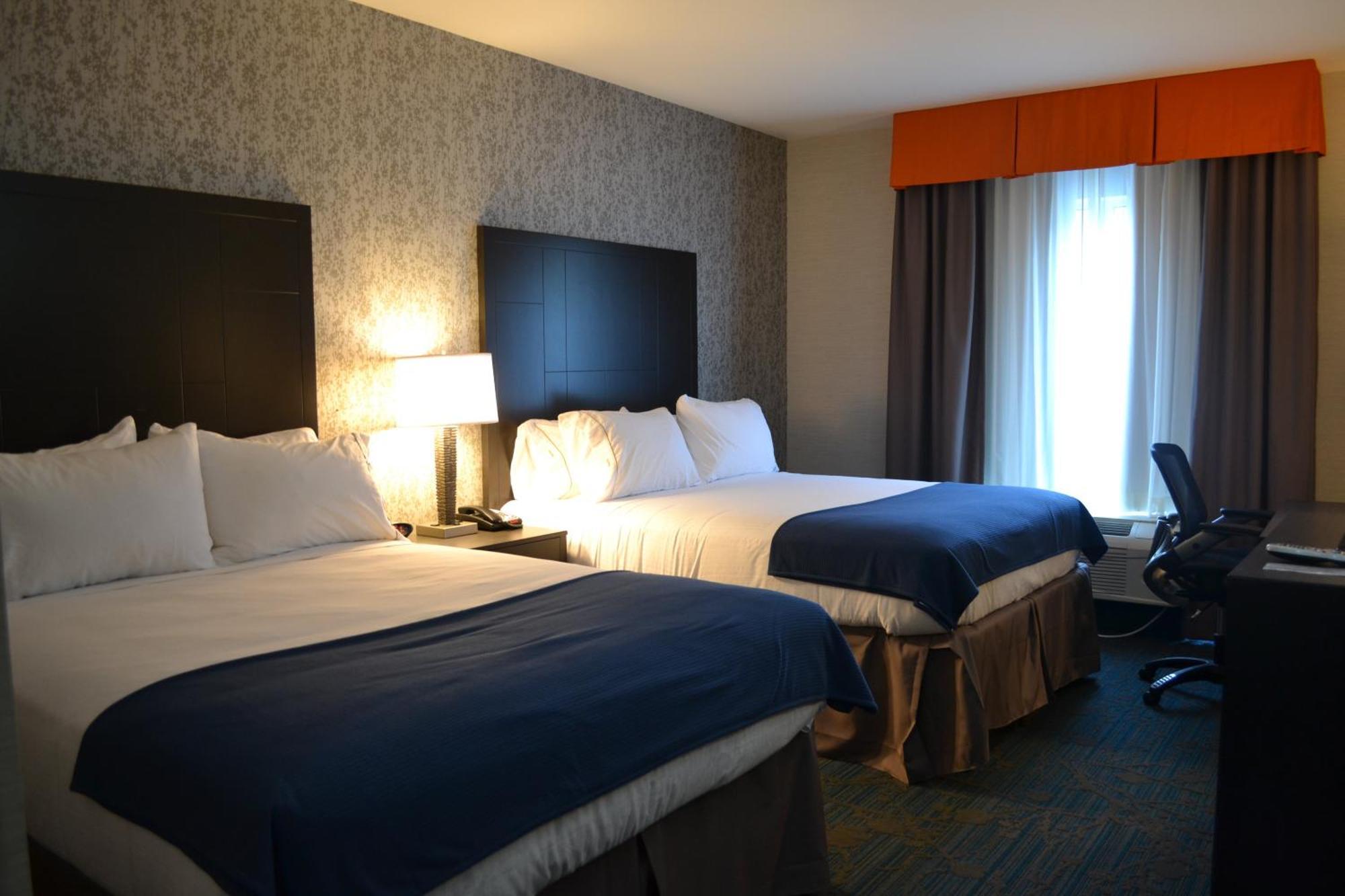 Standard Queen Room with Two Queen Beds and Mobility Accessible Tub