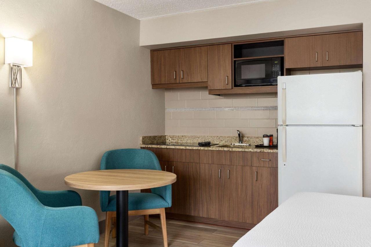 1 Queen Bed with Kitchen / Smoking