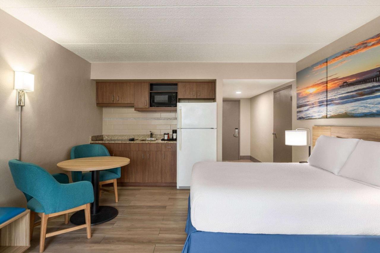 1 Queen Bed with Kitchen / Non-Smoking