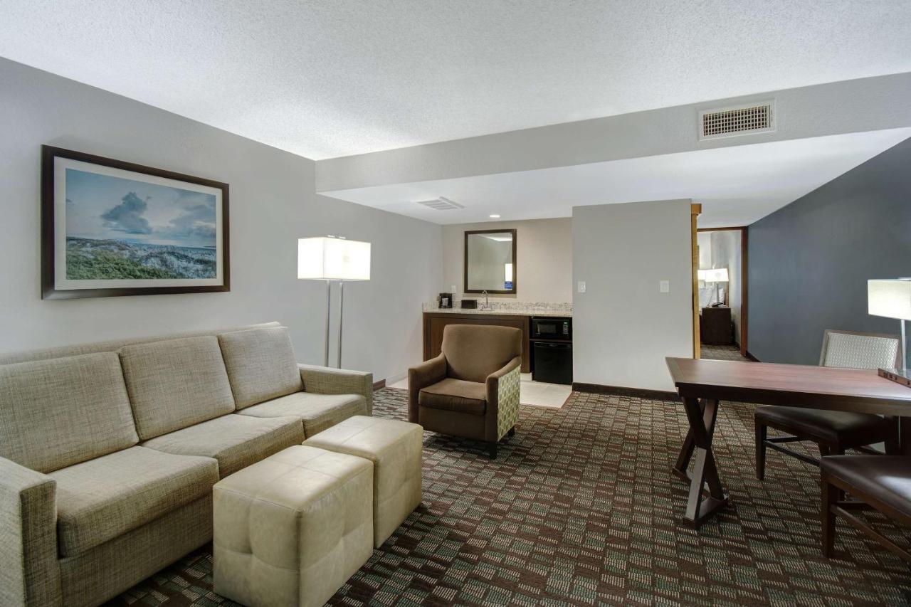 King Room with Disability/Hearing Accessible with Roll-in Shower