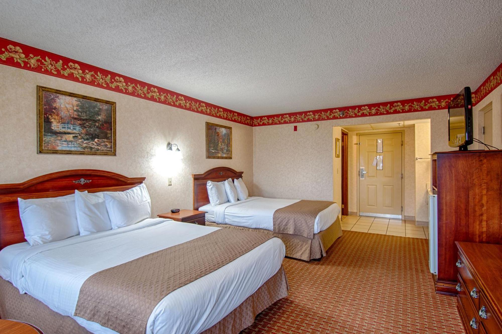Quadruple Room with Two Queen Beds and Tub - Disability Access/Non Smoking